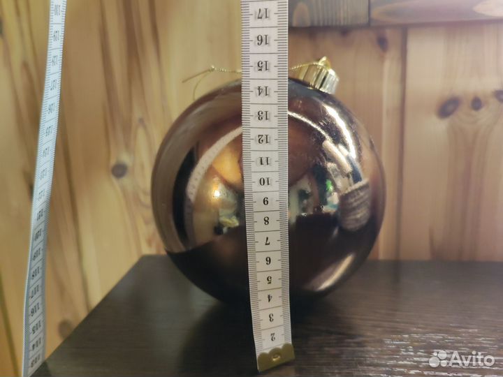 Новогодние украшения шар и ягоды