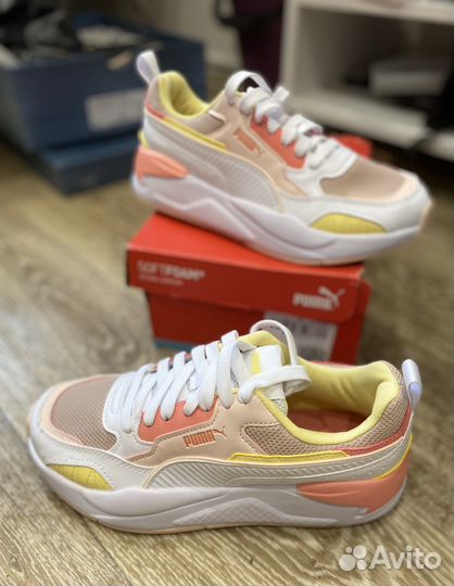 Кроссовки женские