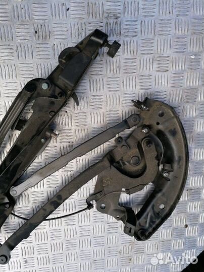 Петля крыши прав. Volkswagen Eos