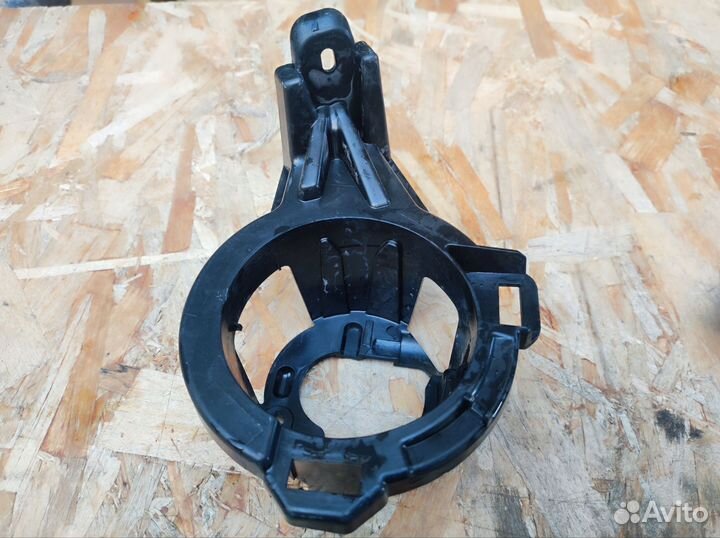 Кронштейн противотуманной фары правый Nissan Juke