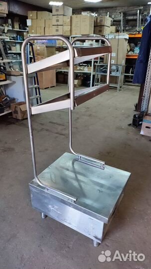 Стойка для подносов и столовых приборов