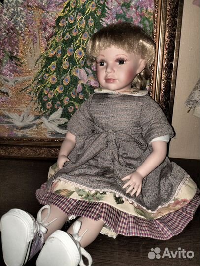 Кукла фарфоровая