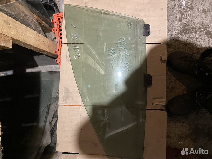 Стекло переднее левое Chrysler 300M