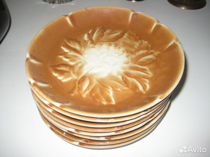 Керамическая ваза и тарелки