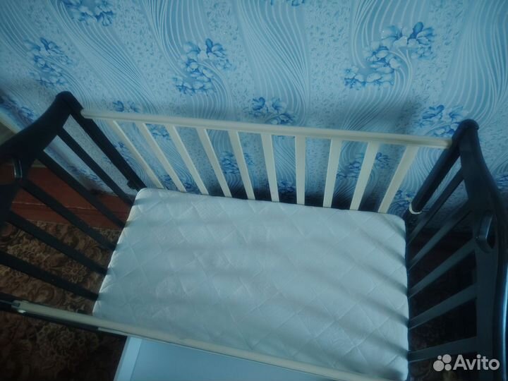 Детская кроватка с маятником и ящиком