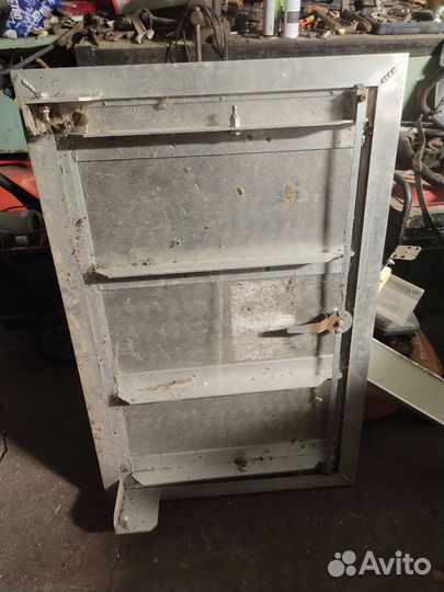 Люк в подвал напольный с амортизаторами