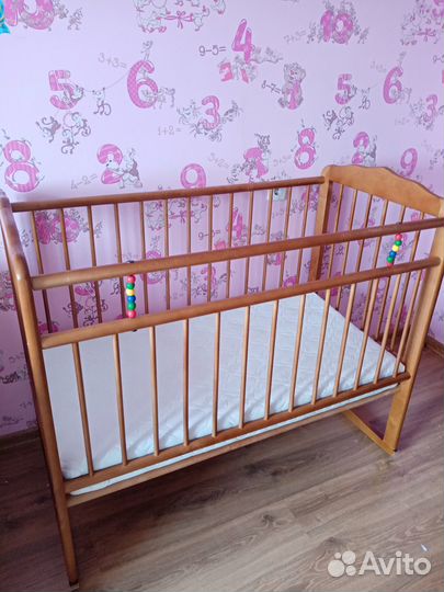 Продам детскую кроватку с матрасом