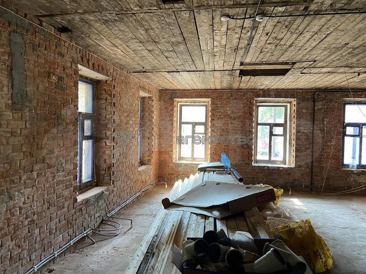 Здание в центре с парковкой