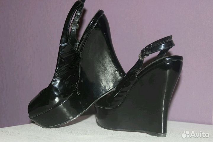 Лаковые туфли на танкетке