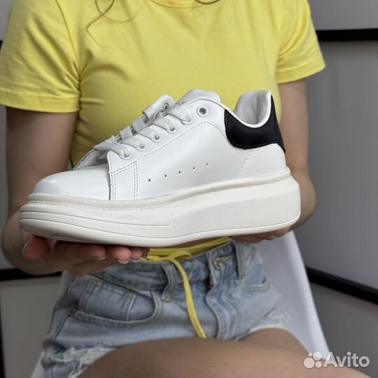 Кроссовки женские