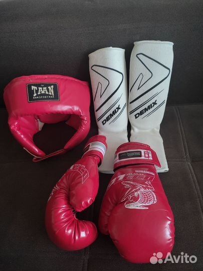 Боксерские перчатки, шлем, футы