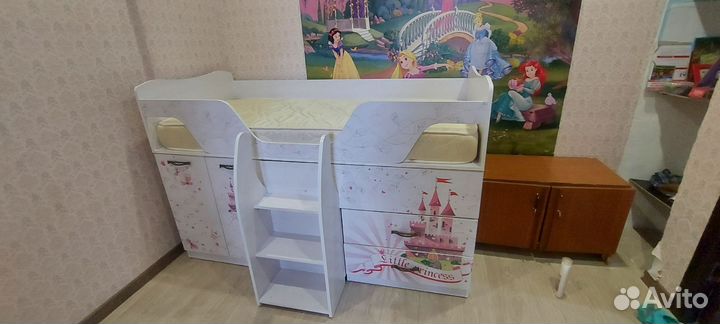 Детская кровать чердак со столом и шкафом