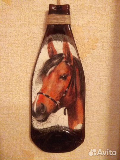Картина с лошадью на плоской бутылке