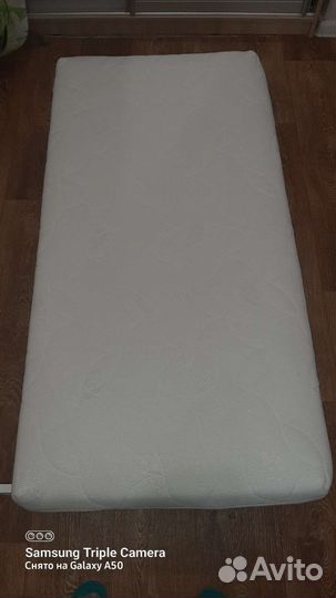 Детская кроватка с маятником и ящиком