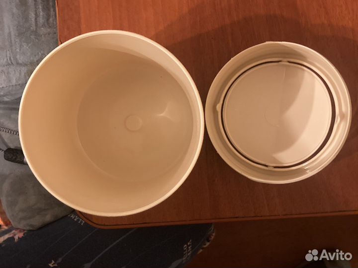 Ведро пластиковое с крышкой