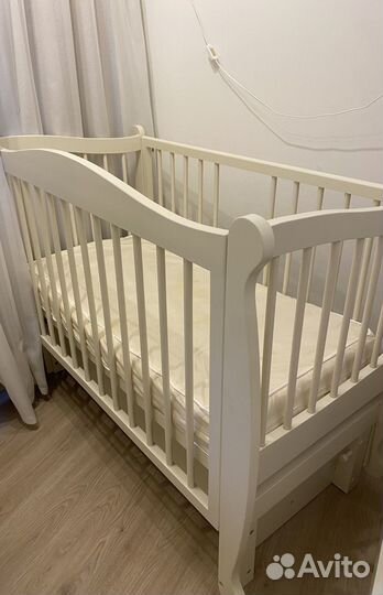 Детская кроватка с маятником и ящиком