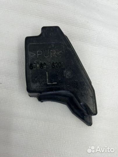 Уплотнитель крыла передний левый Тoyota Camry