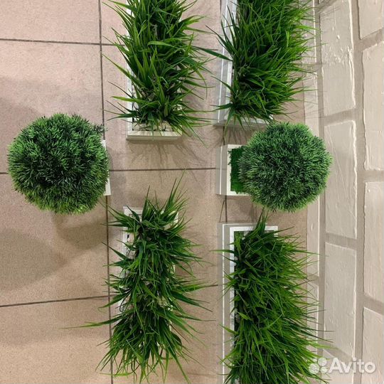 Ящик с искусственной осокой