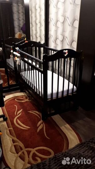 Детская кроватка с маятником