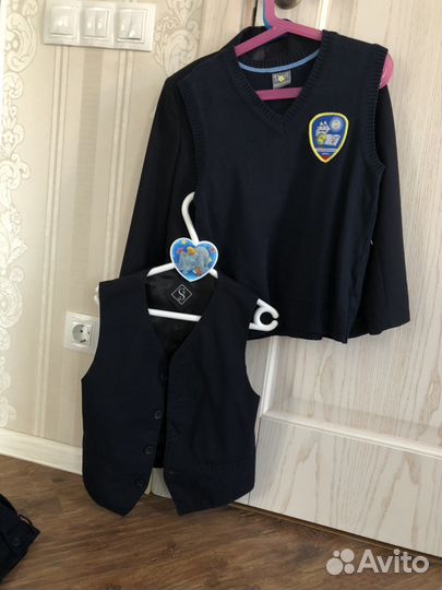 Школьный костюм(двое брюк, два жилета, пиджак)