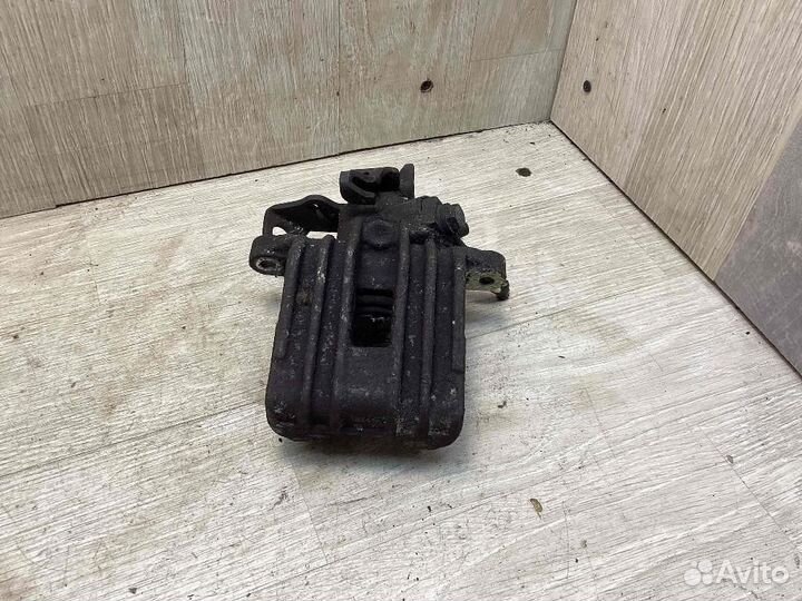 Суппорт задний правый Volkswagen Golf