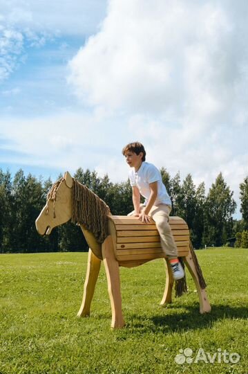 Скульптура деревянной лошадки