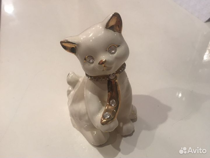 Статуэтка белого кота