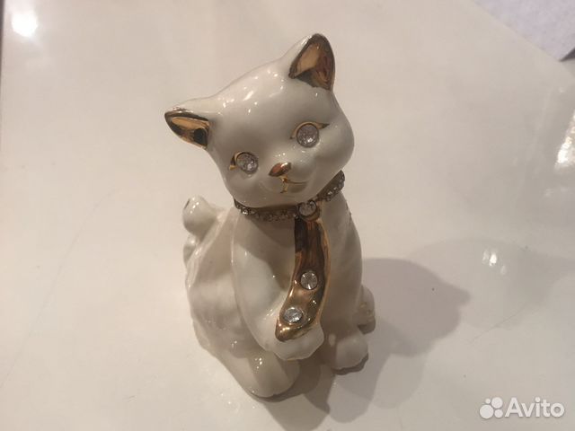 Статуэтка белого кота