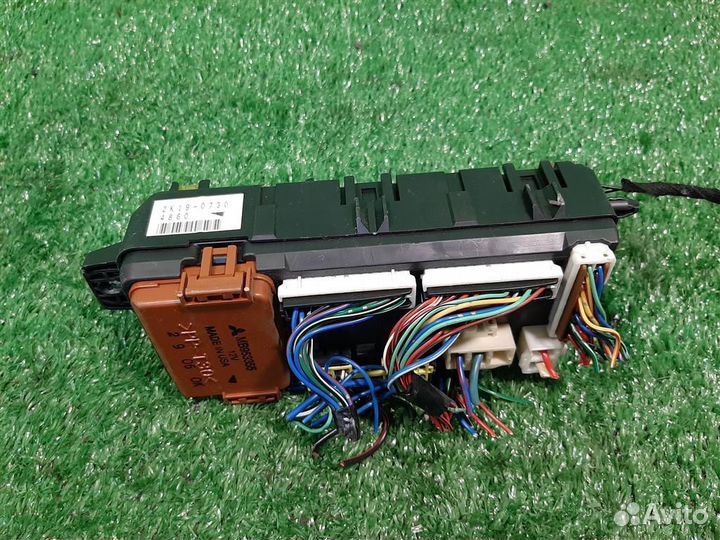 Блок предохранителей салонный Mitsubishi Carisma