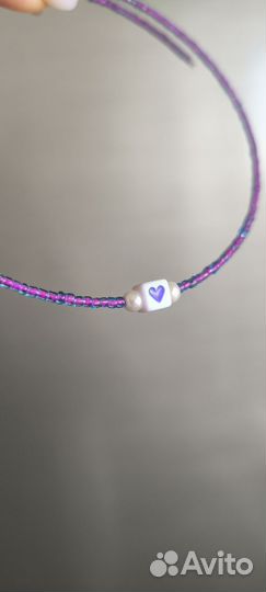 Фиолетовый чокер с сердечком на белом фоне