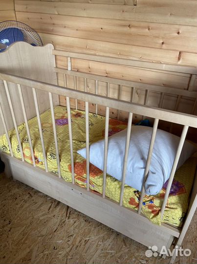 Детская кроватка с поперечным маятником