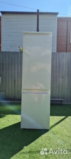 Встраиваемый холодильник Hotpoint-Ariston