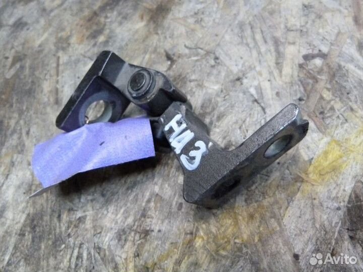 Петля двери задней левой нижняя Skoda Yeti 2009-20