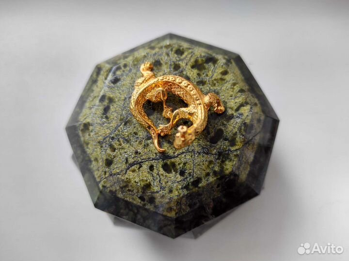 Шкатулка из змеевика
