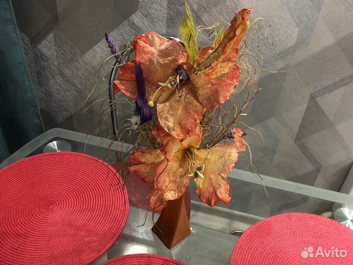 Ваза с искусственными цветами