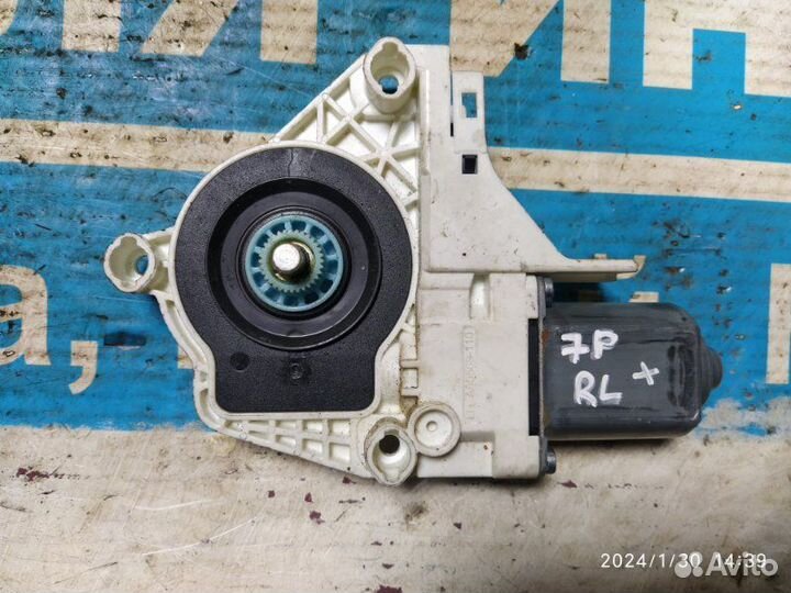 Мотор стекл. задний правый VW Touareg 7P 10-18