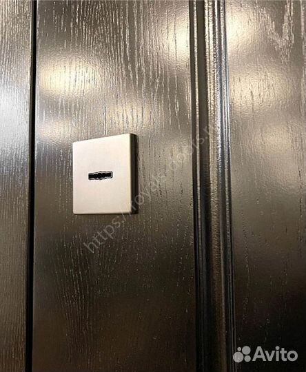 Входная дверь с ковкой и стеклом. 134