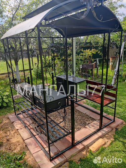 Мангал с крышей