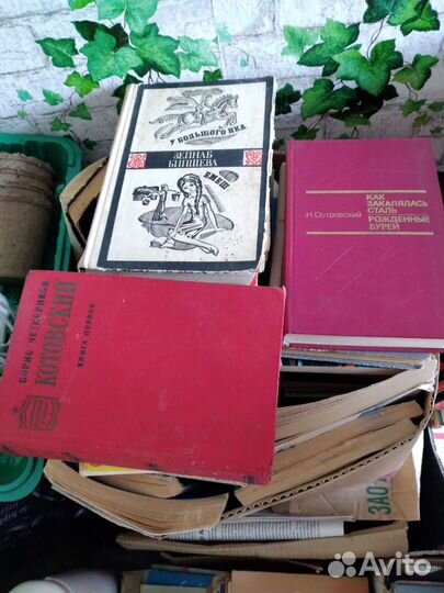 4 ящика книг журналов словарей разных жанров