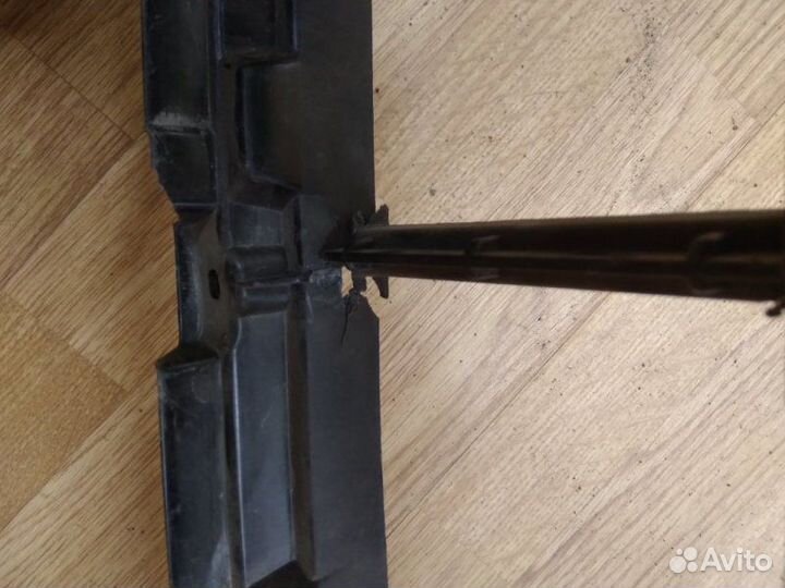 Кронштейн решетки радиатора передний Audi Q8