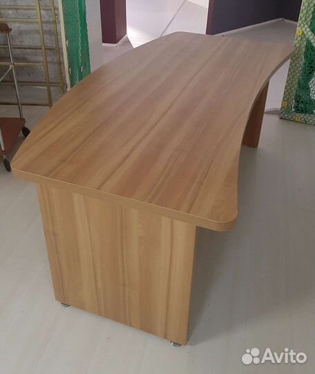 Стол офисный удобный