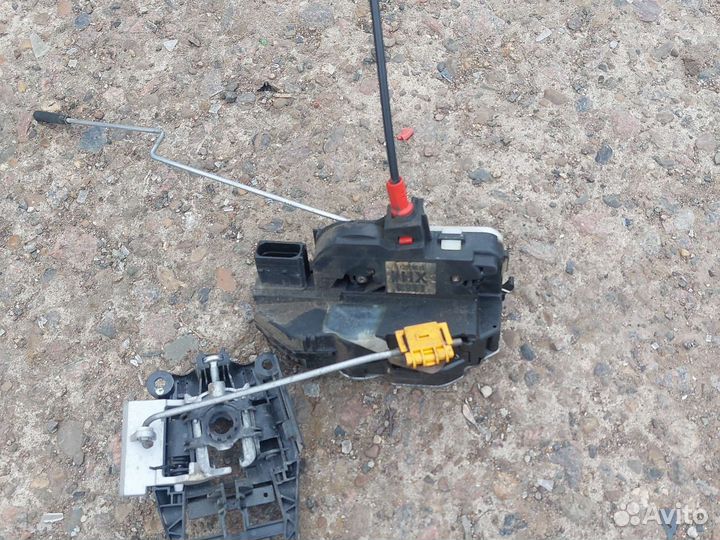 Замок правой двери Опель Астра J GTC купе