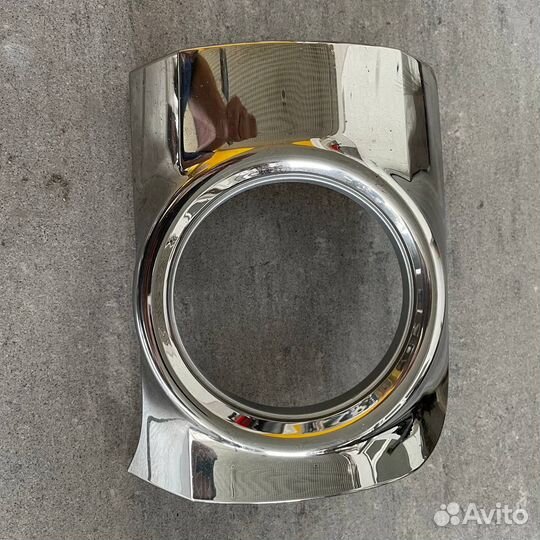 Рамка противотуманной фары правой Lexus LX 450 570