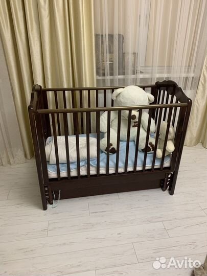 Детская кроватка с маятником