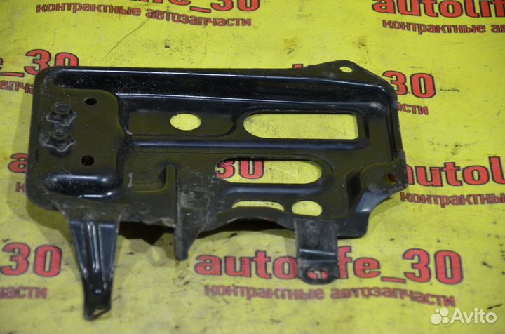 Крепление аккумулятора Toyota Auris E150