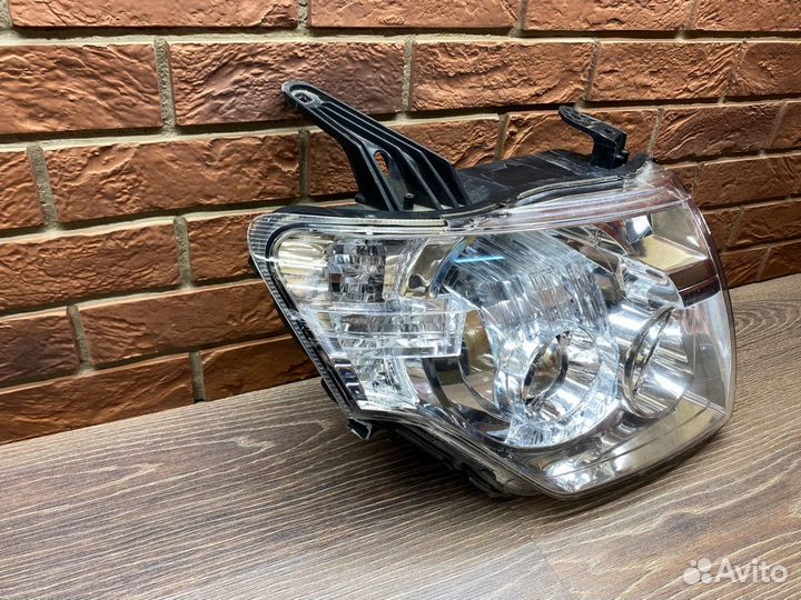 Фара правая Mitsubishi Pajero 4 2007-2021 Ксенон