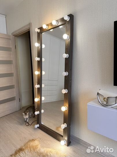 Гримерное зеркало с лампочками