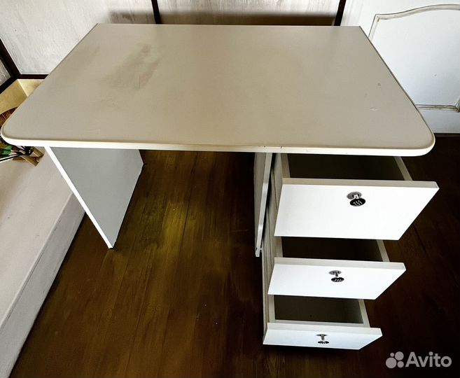 Рабочий стол белый