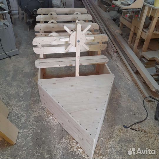 Деревянная лодка для детской площадки