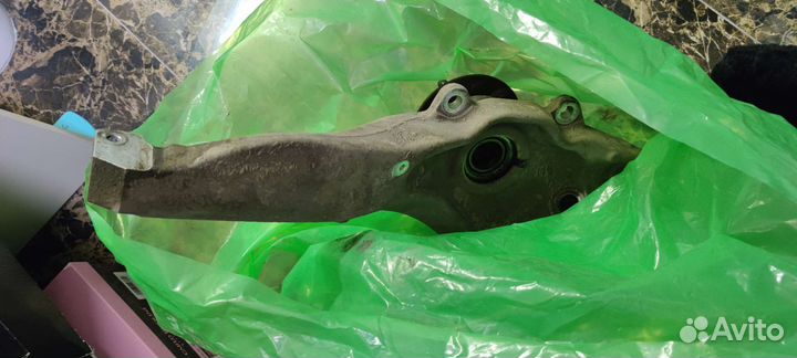 Кулаки поворотные передние на Range Rover Sport